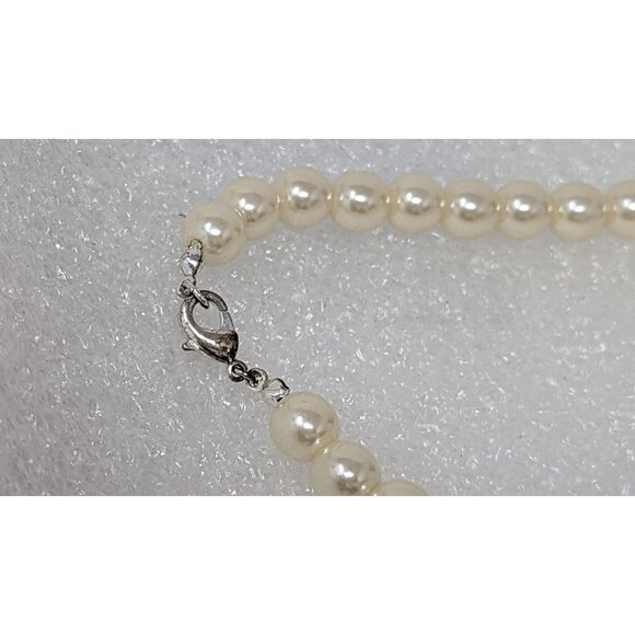 Elegant 18" Avon Fancy Jet Faux Pearl & Black Necklace With Silver Tone Chain - Picture 2 of 2